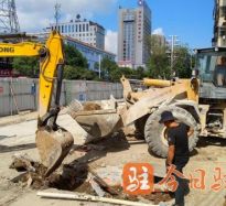 插骚逼里面高温下的坚守｜道路建设者用汗水铺就畅通路